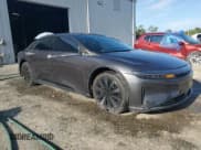 ✅ 2024 Lucid Air Pure • VIN: 50EA1PGA6RA002721 • Lot: 68620945. Wystawiony na Copart z przebiegiem 15 233 mil. Bezpłatny archiwum sprzedaży aukcyjnych z USA i szczegółowy raport historii pojazdu na DreamBid. Zdjęcie 4.