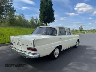 ✅ 1965 Mercedes-Benz 190 • VIN: 11001010128 • Lot: 55181315. Wystawiony na Copart z przebiegiem 77 434 mil. Bezpłatny archiwum sprzedaży aukcyjnych z USA i szczegółowy raport historii pojazdu na DreamBid. Zdjęcie 4.