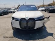 ✅ 2025 BMW iX xDrive50 • VIN: WB523CF08SCS12540 • Lot: 62526624. Wystawiony na Copart z przebiegiem 2 997 mil. Bezpłatny archiwum sprzedaży aukcyjnych z USA i szczegółowy raport historii pojazdu na DreamBid. Zdjęcie 5.