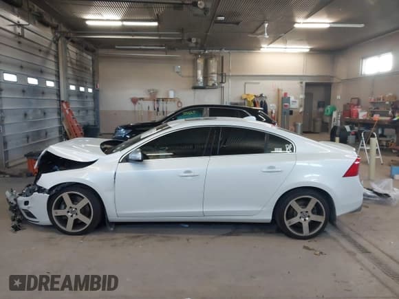 ✅ 2015 Volvo S60 T6 R-Design Platinum • VIN: YV1902THXF2313472 • Lot: 41454201. Wystawiony na IAAI z przebiegiem 64 106 mil. Bezpłatny archiwum sprzedaży aukcyjnych z USA i szczegółowy raport historii pojazdu na DreamBid. Zdjęcie 15.