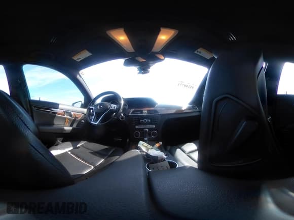 ✅ 2012 Mercedes-Benz C 300 Sport • VIN: WDDGF8BB7CR201054 • Lot: 42240771. Wystawiony na IAAI z przebiegiem 171 416 mil. Bezpłatny archiwum sprzedaży aukcyjnych z USA i szczegółowy raport historii pojazdu na DreamBid. Zdjęcie 17.