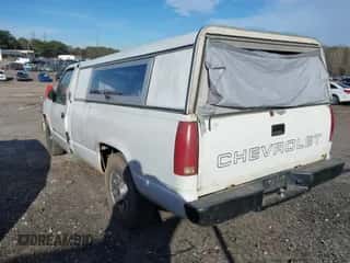 1989 Chevrolet Silverado 2500 z VIN 1GCFC24H9KE234298, wystawiony jako IAAI lot #41703708 z przebiegiem Nie podano mil oraz . Historia ofert i sprzedaży dostępna na DreamBid. Obrazek 3.