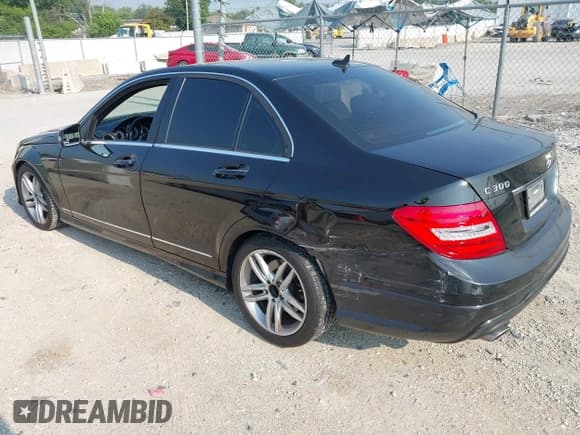 ✅ 2012 Mercedes-Benz C 300 Sport • VIN: WDDGF8BB8CR200219 • Lot: 42919703. Wystawiony na IAAI z przebiegiem 149 141 mil. Bezpłatny archiwum sprzedaży aukcyjnych z USA i szczegółowy raport historii pojazdu na DreamBid. Zdjęcie 3.
