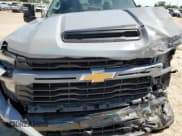 ✅ 2025 Chevrolet Silverado 2500HD Custom • VIN: 2GC4KME7XS1122705 • Lot: 56422895. Wystawiony na Copart z przebiegiem 7 276 mil. Bezpłatny archiwum sprzedaży aukcyjnych z USA i szczegółowy raport historii pojazdu na DreamBid. Zdjęcie 11.