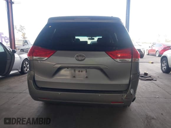 ✅ 2012 Toyota Sienna XLE • VIN: 5TDYK3DC3CS210368 • Lot: 43834362. Wystawiony na IAAI z przebiegiem 185 989 mil. Bezpłatny archiwum sprzedaży aukcyjnych z USA i szczegółowy raport historii pojazdu na DreamBid. Zdjęcie 16.