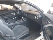 ✅ 2018 Chevrolet Camaro 1LT • VIN: 1G1FB1RX6J0115805 • Lot: 42842290. Wystawiony na IAAI z przebiegiem 95 721 mil. Bezpłatny archiwum sprzedaży aukcyjnych z USA i szczegółowy raport historii pojazdu na DreamBid. Zdjęcie 5.