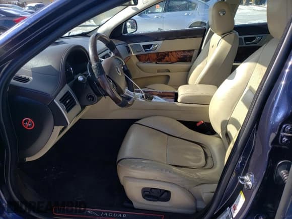 ✅ 2015 Jaguar XF Portfolio • VIN: SAJWJ0FFXF8U66596 • Lot: 45727005. Wystawiony na Copart z przebiegiem 66 312 mil. Bezpłatny archiwum sprzedaży aukcyjnych z USA i szczegółowy raport historii pojazdu na DreamBid. Zdjęcie 7.