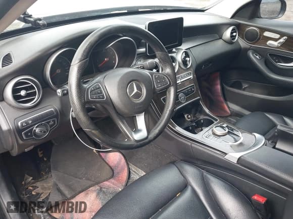 ✅ 2017 Mercedes-Benz C 300 • VIN: 55SWF4KB4HU220347 • Lot: 43750729. Wystawiony na IAAI z przebiegiem 63 866 mil. Bezpłatny archiwum sprzedaży aukcyjnych z USA i szczegółowy raport historii pojazdu na DreamBid. Zdjęcie 5.