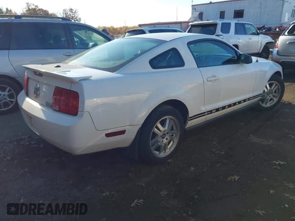 ✅ 2007 Ford Mustang Deluxe • VIN: 1ZVFT80N475351354 • Lot: 43556903. Wystawiony na IAAI z przebiegiem 250 306 mil. Bezpłatny archiwum sprzedaży aukcyjnych z USA i szczegółowy raport historii pojazdu na DreamBid. Zdjęcie 4.