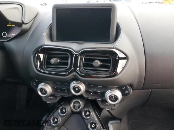 ✅ 2020 Aston Martin Vantage • VIN: SCFSMGAW3LGN03625 • Lot: 86402044. Wystawiony na Copart z przebiegiem 25 711 mil. Bezpłatny archiwum sprzedaży aukcyjnych z USA i szczegółowy raport historii pojazdu na DreamBid. Zdjęcie 10.