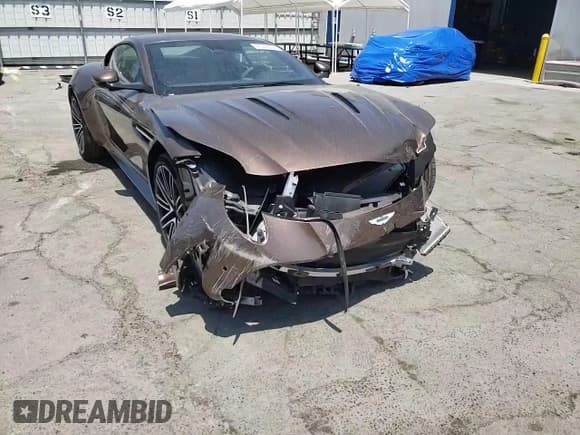 ✅ 2024 Aston Martin DB12 • VIN: SCFRMFFW3RGL12944 • Lot: 61053374. Wystawiony na Copart z przebiegiem 472 mil. Bezpłatny archiwum sprzedaży aukcyjnych z USA i szczegółowy raport historii pojazdu na DreamBid. Zdjęcie 10.