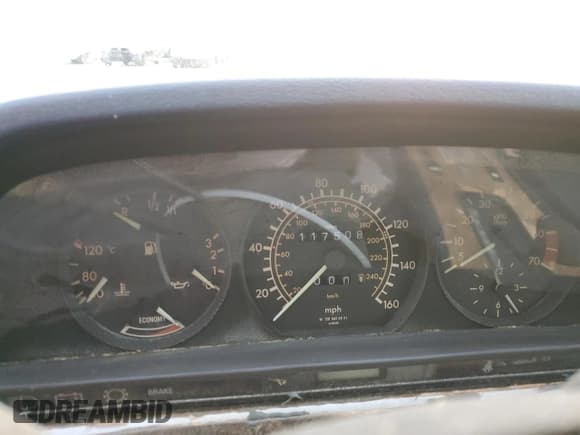 ✅ 1984 Mercedes-Benz 500 • VIN: WDB1260441A061720 • Лот: 93342945. Опубликован ранее на Copart с пробегом 117 508 миль. Бесплатный доступ к архиву аукционных продаж из США и подробный отчёт об истории автомобиля на DreamBid. Изображение 9.