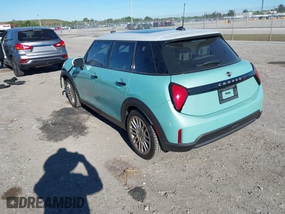 ✅ 2025 MINI Hardtop 4 Door Cooper S • VIN: WMW53GD02S2W35855 • Лот: 41827316. Опубликован ранее на IAAI с пробегом 4 084 миль. Бесплатный доступ к архиву аукционных продаж из США и подробный отчёт об истории автомобиля на DreamBid. Изображение 3.