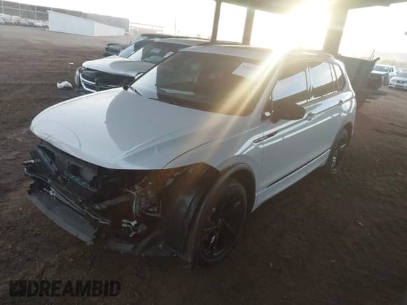 ✅ 2024 Volkswagen Tiguan SE R-Line Black • VIN: 3VVCB7AX6RM058234 • Lot: 43672852. Wystawiony na IAAI z przebiegiem 4 705 mil. Bezpłatny archiwum sprzedaży aukcyjnych z USA i szczegółowy raport historii pojazdu na DreamBid. Zdjęcie 20.