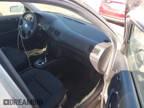 ✅ 2003 Volkswagen Golf GL • VIN: 9BWFK61JX34012903 • Lot: 41733949. Wystawiony na IAAI z przebiegiem 178 500 mil. Bezpłatny archiwum sprzedaży aukcyjnych z USA i szczegółowy raport historii pojazdu na DreamBid. Zdjęcie 5.