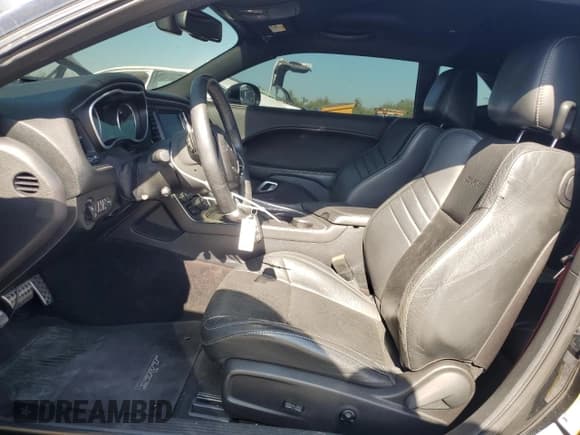 ✅ 2016 Dodge Challenger SRT 392 • VIN: 2C3CDZDJ5GH255570 • Lot: 66211604. Wystawiony na Copart z przebiegiem Nie podano. Bezpłatny archiwum sprzedaży aukcyjnych z USA i szczegółowy raport historii pojazdu na DreamBid. Zdjęcie 7.