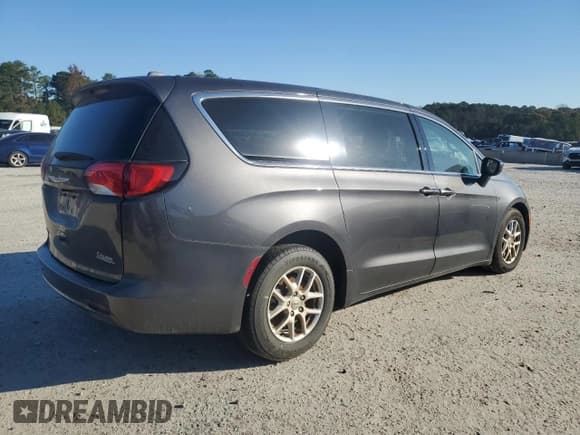 ✅ 2022 Chrysler Voyager LX • VIN: 2C4RC1CG9NR103427 • Lot: 90747775. Wystawiony na Copart z przebiegiem 86 536 mil. Bezpłatny archiwum sprzedaży aukcyjnych z USA i szczegółowy raport historii pojazdu na DreamBid. Zdjęcie 3.