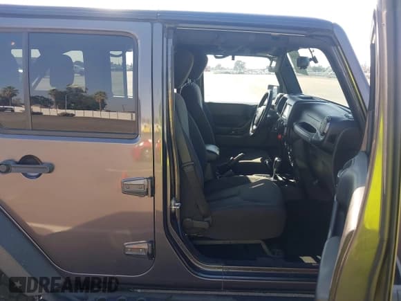 ✅ 2017 Jeep Wrangler Unlimited Sport • VIN: 1C4BJWDGXHL742948 • Lot: 43326548. Wystawiony na IAAI z przebiegiem 108 665 mil. Bezpłatny archiwum sprzedaży aukcyjnych z USA i szczegółowy raport historii pojazdu na DreamBid. Zdjęcie 5.