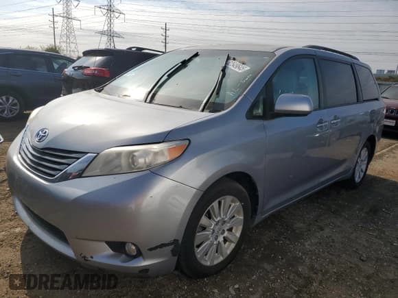 ✅ 2012 Toyota Sienna XLE • VIN: 5TDDK3DCXCS048981 • Лот: 82549645. Опубликован ранее на Copart с пробегом 250 212 миль. Бесплатный доступ к архиву аукционных продаж из США и подробный отчёт об истории автомобиля на DreamBid. Изображение 1.