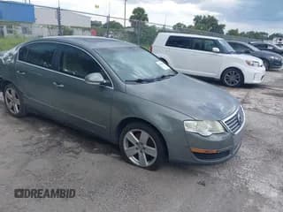 ✅ 2008 Volkswagen Passat Komfort • VIN: WVWAK93C18E096549 • Lot: 42920929. Wystawiony na IAAI z przebiegiem 181 737 mil. Bezpłatny archiwum sprzedaży aukcyjnych z USA i szczegółowy raport historii pojazdu na DreamBid. Zdjęcie 1.