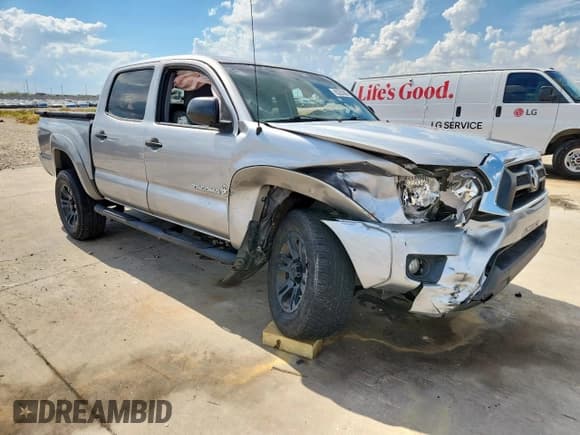 ✅ 2015 Toyota Tacoma PreRunner • VIN: 5TFJU4GN6FX086609 • Lot: 85283985. Wystawiony na Copart z przebiegiem 96 052 mil. Bezpłatny archiwum sprzedaży aukcyjnych z USA i szczegółowy raport historii pojazdu na DreamBid. Zdjęcie 4.
