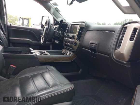 ✅ 2018 GMC Sierra 2500HD Denali • VIN: 1GT12UEY7JF144938 • Lot: 42998012. Wystawiony na IAAI z przebiegiem 83 391 mil. Bezpłatny archiwum sprzedaży aukcyjnych z USA i szczegółowy raport historii pojazdu na DreamBid. Zdjęcie 5.