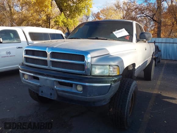 ✅ 2000 Dodge 2500 • VIN: 1B7KF23W7YJ142869 • Lot: 43682072. Wystawiony na IAAI z przebiegiem 195 506 mil. Bezpłatny archiwum sprzedaży aukcyjnych z USA i szczegółowy raport historii pojazdu na DreamBid. Zdjęcie 6.