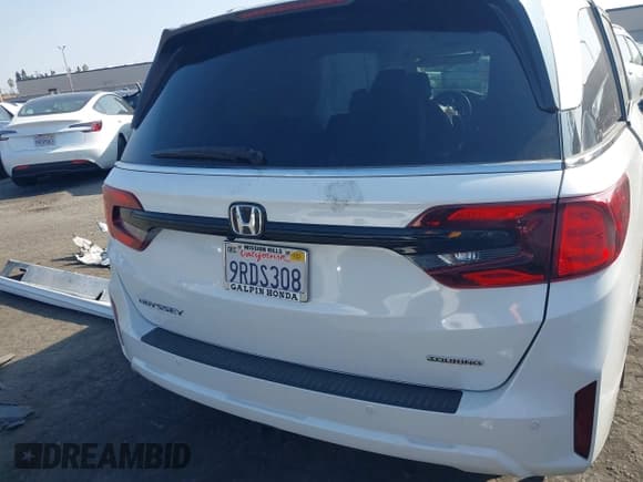 ✅ 2025 Honda Odyssey Touring • VIN: 5FNRL6H83SB005645 • Lot: 43507137. Listed on IAAI with 6,051 mi. Free auction sales archive from the USA and detailed vehicle history report at DreamBid. Image 17.