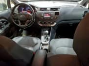 ✅ 2013 Kia Rio EX • VIN: KNADN5A37D6176181 • Лот: 95293275. Опубликован ранее на Copart с пробегом 205 182 миль. Бесплатный доступ к архиву аукционных продаж из США и подробный отчёт об истории автомобиля на DreamBid. Изображение 8.