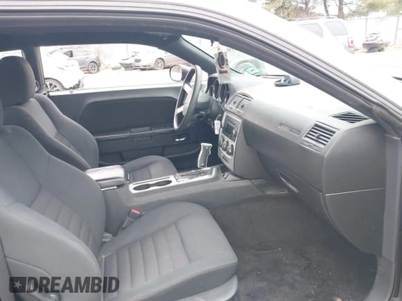 ✅ 2010 Dodge Challenger SE • VIN: 2B3CJ4DV4AH318483 • Lot: 41356521. Wystawiony na IAAI z przebiegiem 111 356 mil. Bezpłatny archiwum sprzedaży aukcyjnych z USA i szczegółowy raport historii pojazdu na DreamBid. Zdjęcie 5.