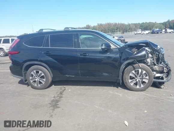 ✅ 2020 Toyota Highlander XLE • VIN: 5TDGZRBH1LS021095 • Lot: 43535134. Listed on IAAI with 68,643 mi. Free auction sales archive from the USA and detailed vehicle history report at DreamBid. Image 13.