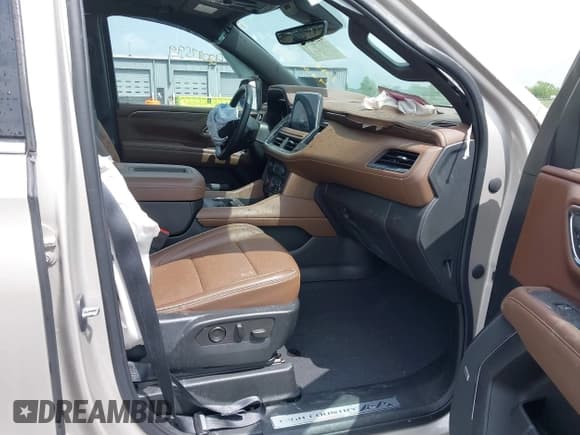 ✅ 2023 Chevrolet Tahoe High Country • VIN: 1GNSKTKL0PR214835 • Lot: 42347599. Wystawiony na IAAI z przebiegiem 53 799 mil. Bezpłatny archiwum sprzedaży aukcyjnych z USA i szczegółowy raport historii pojazdu na DreamBid. Zdjęcie 5.