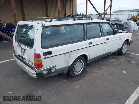 ✅ 1989 Volvo 240 DL • VIN: YV1AX8857K1831677 • Lot: 42486774. Wystawiony na IAAI z przebiegiem 224 292 mil. Bezpłatny archiwum sprzedaży aukcyjnych z USA i szczegółowy raport historii pojazdu na DreamBid. Zdjęcie 4.