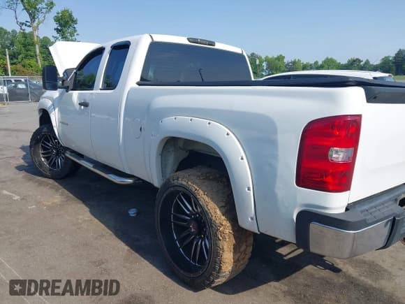 ✅ 2008 Chevrolet Silverado 2500HD 1LT • VIN: 1GCHK29618E211352 • Lot: 42259796. Wystawiony na IAAI z przebiegiem 391 261 mil. Bezpłatny archiwum sprzedaży aukcyjnych z USA i szczegółowy raport historii pojazdu na DreamBid. Zdjęcie 3.