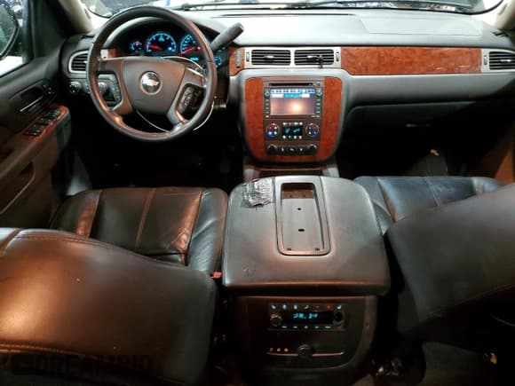 ✅ 2010 Chevrolet Suburban LT • VIN: 1GNUKJE3XAR186011 • Lot: 92259925. Listed on Copart with 234,842 mi. Free auction sales archive from the USA and detailed vehicle history report at DreamBid. Image 8.