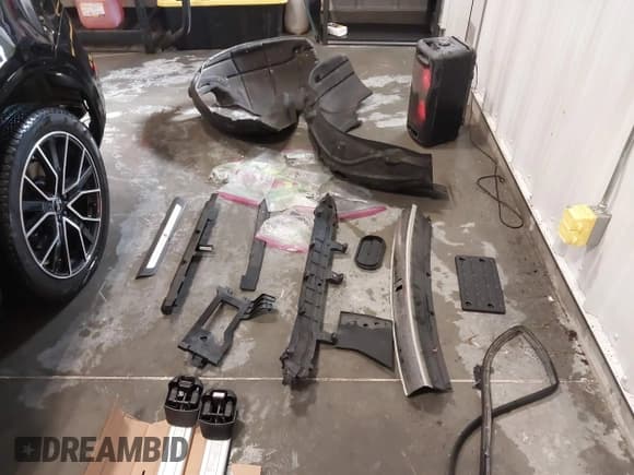 ✅ 2024 Audi SQ5 Premium Plus • VIN: WA1B4AFY4R2084321 • Лот: 41306969. Опубликован ранее на IAAI с пробегом 6 448 миль. Бесплатный доступ к архиву аукционных продаж из США и подробный отчёт об истории автомобиля на DreamBid. Изображение 18.