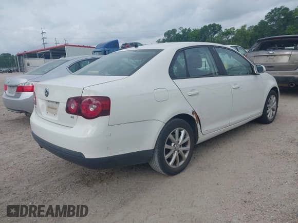 ✅ 2010 Volkswagen Jetta Limited Edition • VIN: 3VWAX7AJ8AM091384 • Lot: 42286113. Listed on IAAI with 103,505 mi. Free auction sales archive from the USA and detailed vehicle history report at DreamBid. Image 4.