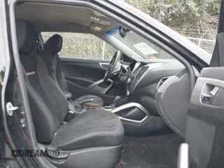 2012 Hyundai Veloster w/Red Int z VIN KMHTC6AD8CU072100, wystawiony jako IAAI lot #43427707 z przebiegiem 178 258 mil mil oraz . Historia ofert i sprzedaży dostępna na DreamBid. Obrazek 5.