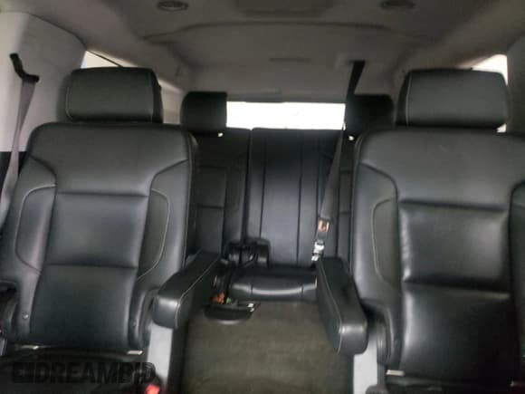 ✅ 2018 Chevrolet Suburban Premier • VIN: 1GNSCJKC5JR181498 • Lot: 68019295. Wystawiony na Copart z przebiegiem 163 395 mil. Bezpłatny archiwum sprzedaży aukcyjnych z USA i szczegółowy raport historii pojazdu na DreamBid. Zdjęcie 10.