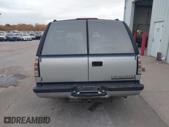 ✅ 1994 Chevrolet Suburban • VIN: 1GNEC16K5RJ305763 • Lot: 43618114. Listed on IAAI with 317,235 mi. Free auction sales archive from the USA and detailed vehicle history report at DreamBid. Image 16.
