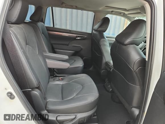 ✅ 2024 Toyota Highlander LE • VIN: 5TDKDRBH0RS561538 • Lot: 70194845. Wystawiony na Copart z przebiegiem 15 722 mil. Bezpłatny archiwum sprzedaży aukcyjnych z USA i szczegółowy raport historii pojazdu na DreamBid. Zdjęcie 11.