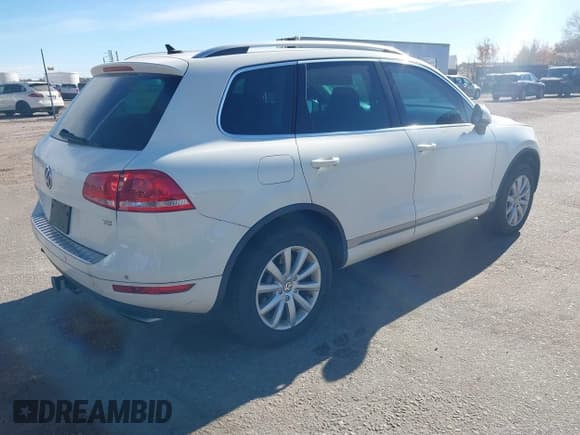 ✅ 2011 Volkswagen Touareg Sport • VIN: WVGFF9BP9BD007527 • Lot: 43711410. Listed on IAAI with 151,992 mi. Free auction sales archive from the USA and detailed vehicle history report at DreamBid. Image 4.