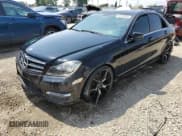 ✅ 2014 Mercedes-Benz C 250 Sport • VIN: WDDGF4HB1EG239197 • Лот: 60132695. Опубликован ранее на Copart с пробегом 88 813 миль. Бесплатный доступ к архиву аукционных продаж из США и подробный отчёт об истории автомобиля на DreamBid. Изображение 1.