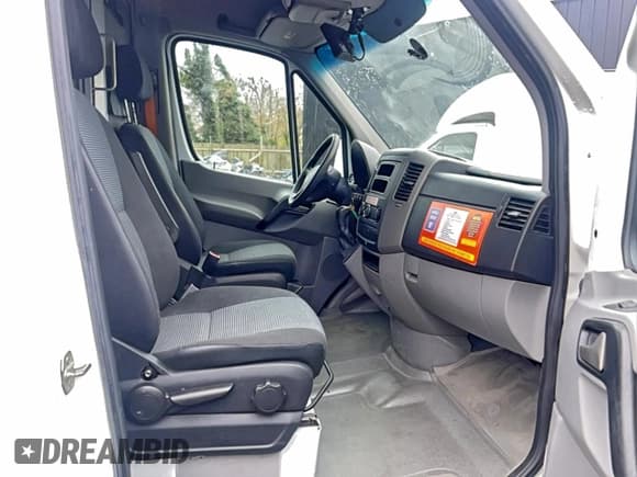 ✅ 2014 Mercedes-Benz Sprinter • VIN: WD3PE8DE4E5899714 • Lot: 94769545. Wystawiony na Copart z przebiegiem 210 088 mil. Bezpłatny archiwum sprzedaży aukcyjnych z USA i szczegółowy raport historii pojazdu na DreamBid. Zdjęcie 5.