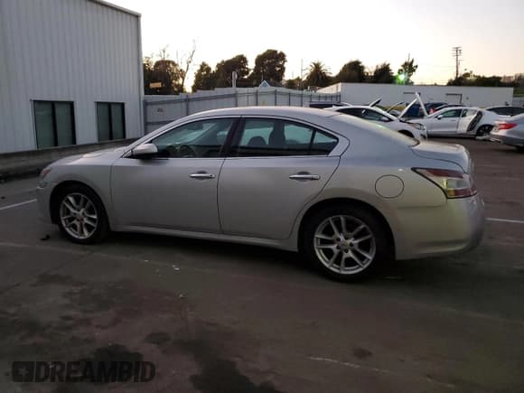 ✅ 2013 Nissan Maxima SV • VIN: 1N4AA5AP3DC835028 • Lot: 88123305. Wystawiony na Copart z przebiegiem 154 962 mil. Bezpłatny archiwum sprzedaży aukcyjnych z USA i szczegółowy raport historii pojazdu na DreamBid. Zdjęcie 2.