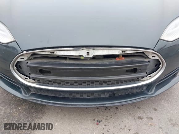 ✅ 2013 Tesla Model S • VIN: 5YJSA1CN0DFP12602 • Lot: 43885863. Wystawiony na IAAI z przebiegiem 320 840 mil. Bezpłatny archiwum sprzedaży aukcyjnych z USA i szczegółowy raport historii pojazdu na DreamBid. Zdjęcie 6.