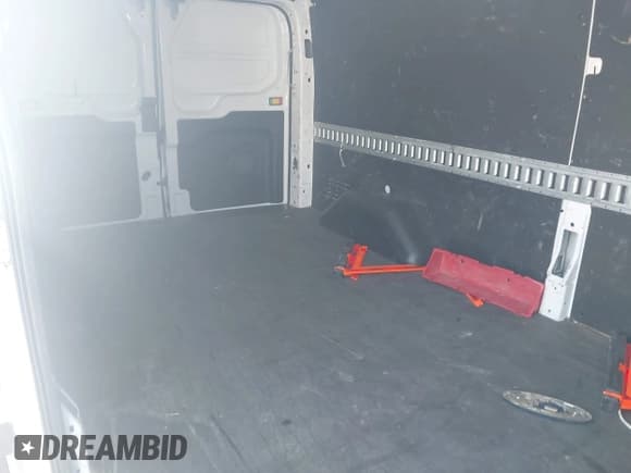 ✅ 2021 Ford Transit Cargo • VIN: 1FTBR1Y83MKA76398 • Lot: 42946875. Wystawiony na IAAI z przebiegiem 79 513 mil. Bezpłatny archiwum sprzedaży aukcyjnych z USA i szczegółowy raport historii pojazdu na DreamBid. Zdjęcie 8.