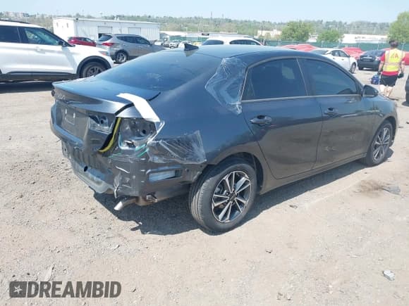 ✅ 2024 Kia Forte LXS • VIN: 3KPF24AD8RE762302 • Lot: 42116508. Wystawiony na IAAI z przebiegiem 9 563 mil. Bezpłatny archiwum sprzedaży aukcyjnych z USA i szczegółowy raport historii pojazdu na DreamBid. Zdjęcie 4.