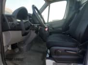 ✅ 2018 Mercedes-Benz Sprinter Cargo Worker • VIN: WD3PE8CD0JP624929 • Lot: 82786234. Wystawiony na Copart z przebiegiem 66 979 mil. Bezpłatny archiwum sprzedaży aukcyjnych z USA i szczegółowy raport historii pojazdu na DreamBid. Zdjęcie 7.