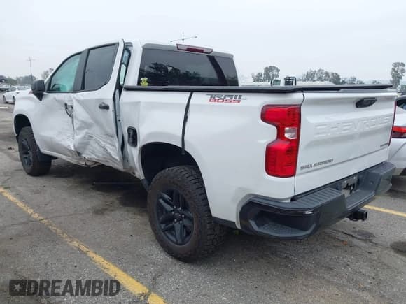 ✅ 2023 Chevrolet Silverado 1500 Custom Trail Boss • VIN: 3GCPDCEK7PG279547 • Lot: 41872652. Wystawiony na IAAI z przebiegiem 17 677 mil. Bezpłatny archiwum sprzedaży aukcyjnych z USA i szczegółowy raport historii pojazdu na DreamBid. Zdjęcie 3.
